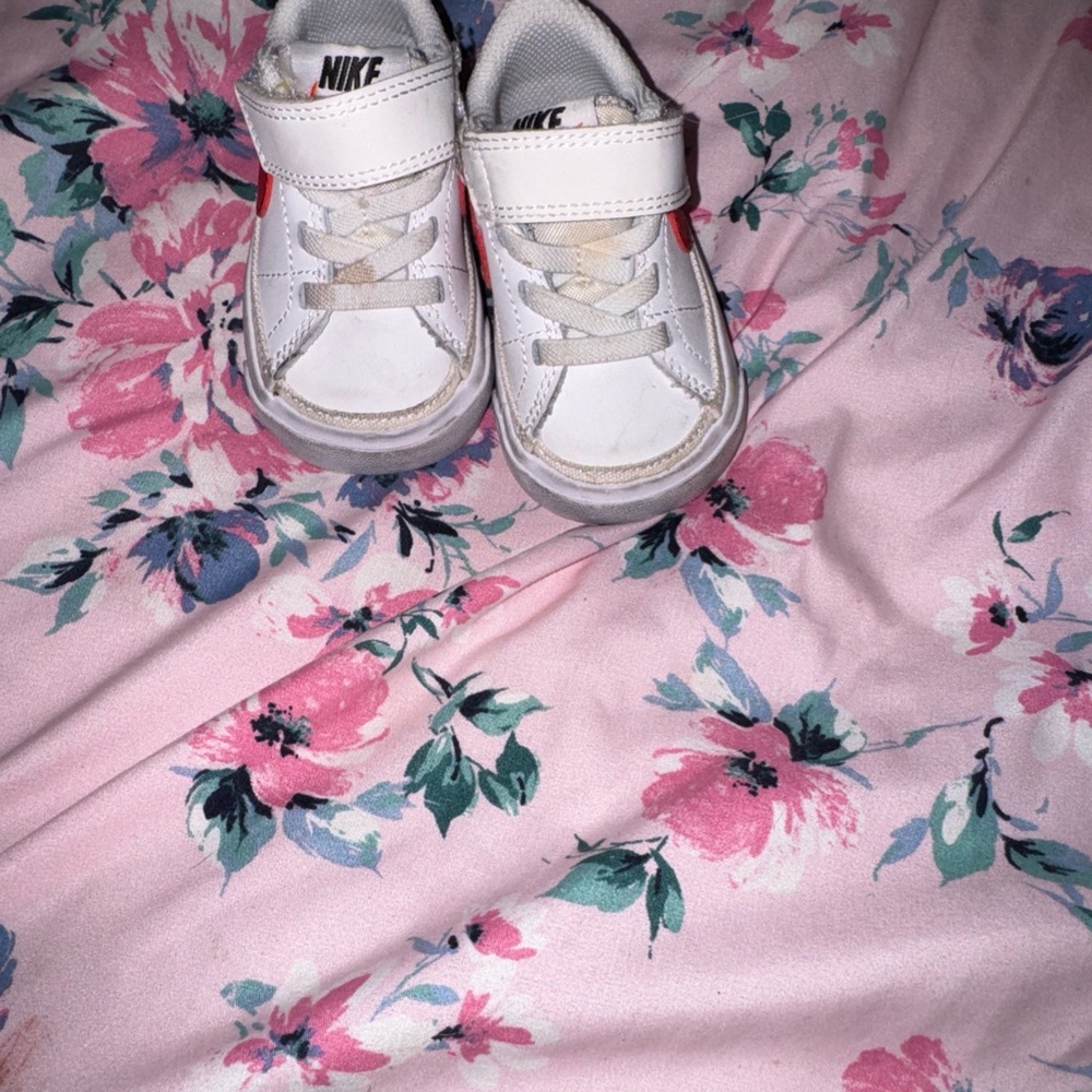 Nike Kids White and Red Sneaker - Comfortable Toddler Shoes size2c